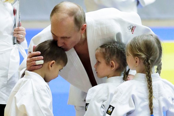 Путин блеснул своими навыками на татами, но повредил палец (обновлено)