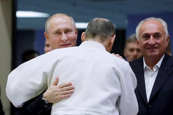 Путин блеснул своими навыками на татами, но повредил палец (обновлено)