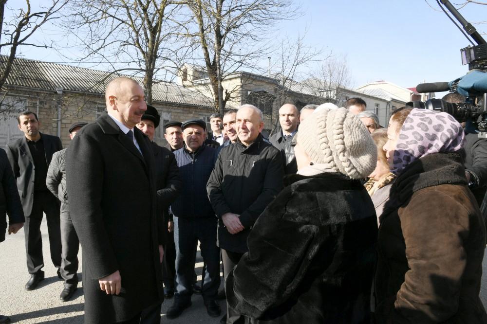 Ильхам Алиев посещает районы, пострадавшие от землетрясения