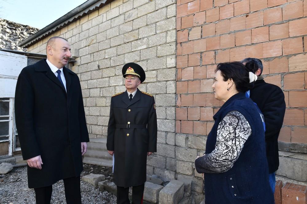 Ильхам Алиев посещает районы, пострадавшие от землетрясения