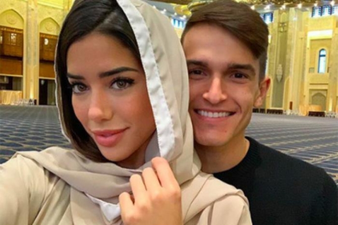 Футболист "Арсенала" пришел в мечеть в шортиках и разозлил мусульман
