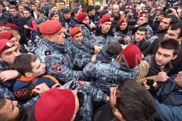 Столкновения в центре Еревана: полиция силой разгоняет протестующих
