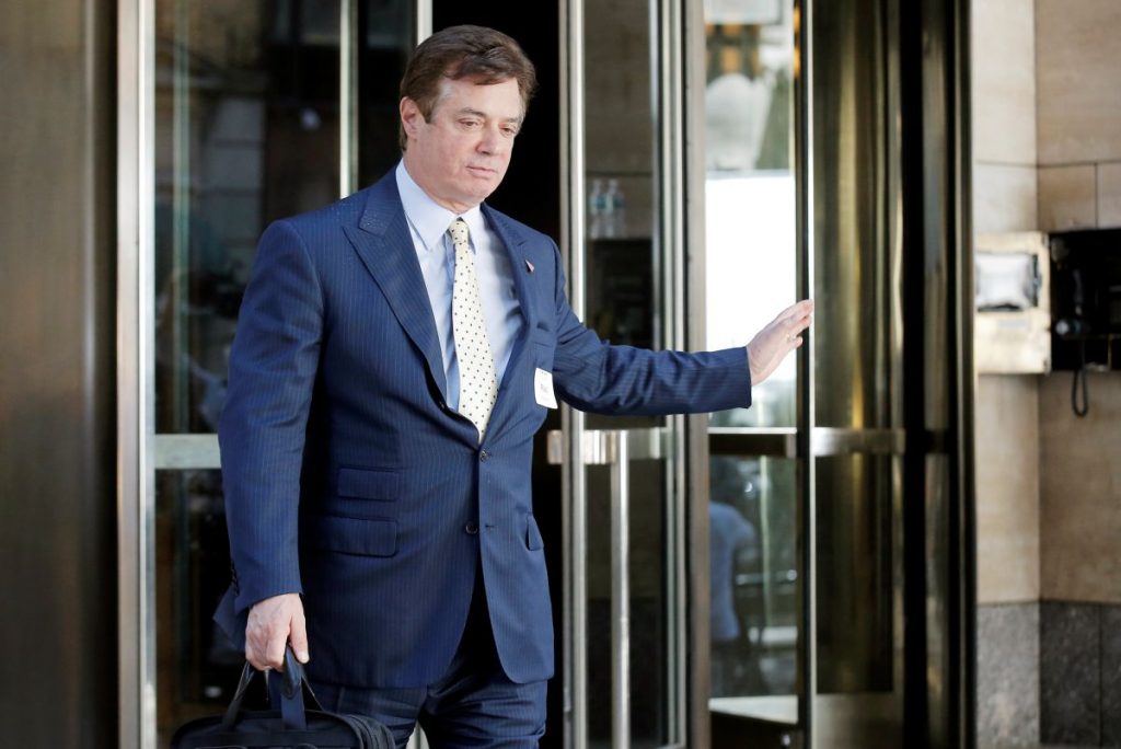 Бывшего главу штаба Трампа Пола Манафорта приговорили к почти четырем годам лишения свободы