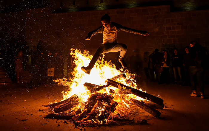 В Баку девять человек получили ожоги, прыгая через костер