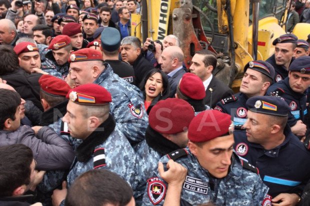 Столкновения в центре Еревана: полиция силой разгоняет протестующих