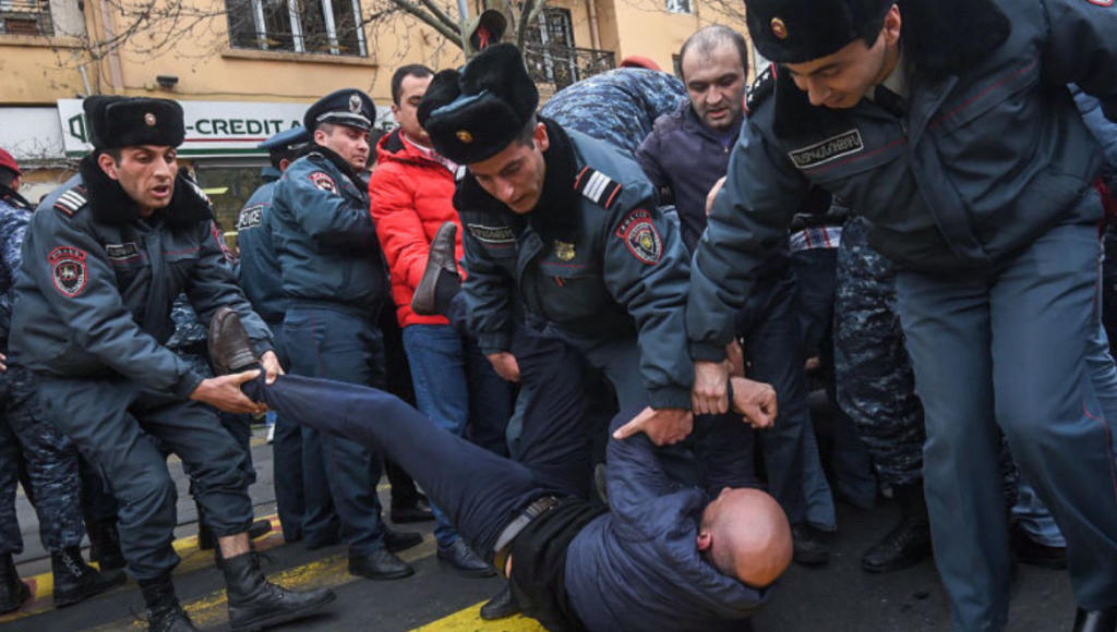 Столкновения в центре Еревана: полиция силой разгоняет протестующих