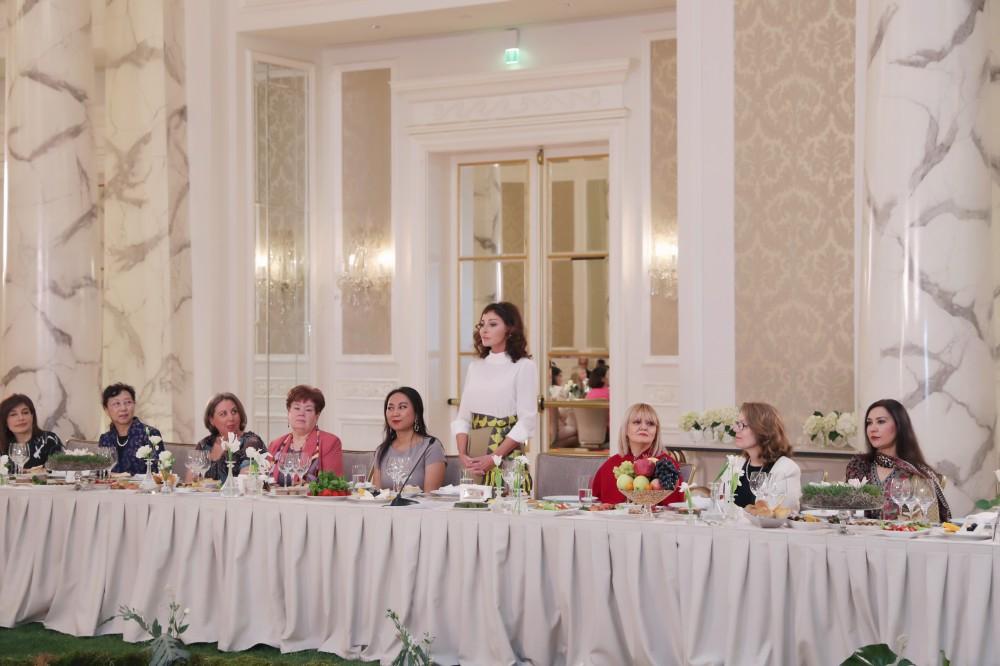 Мехрибан Алиева на приеме в Баку отметила миролюбие Азербайджана