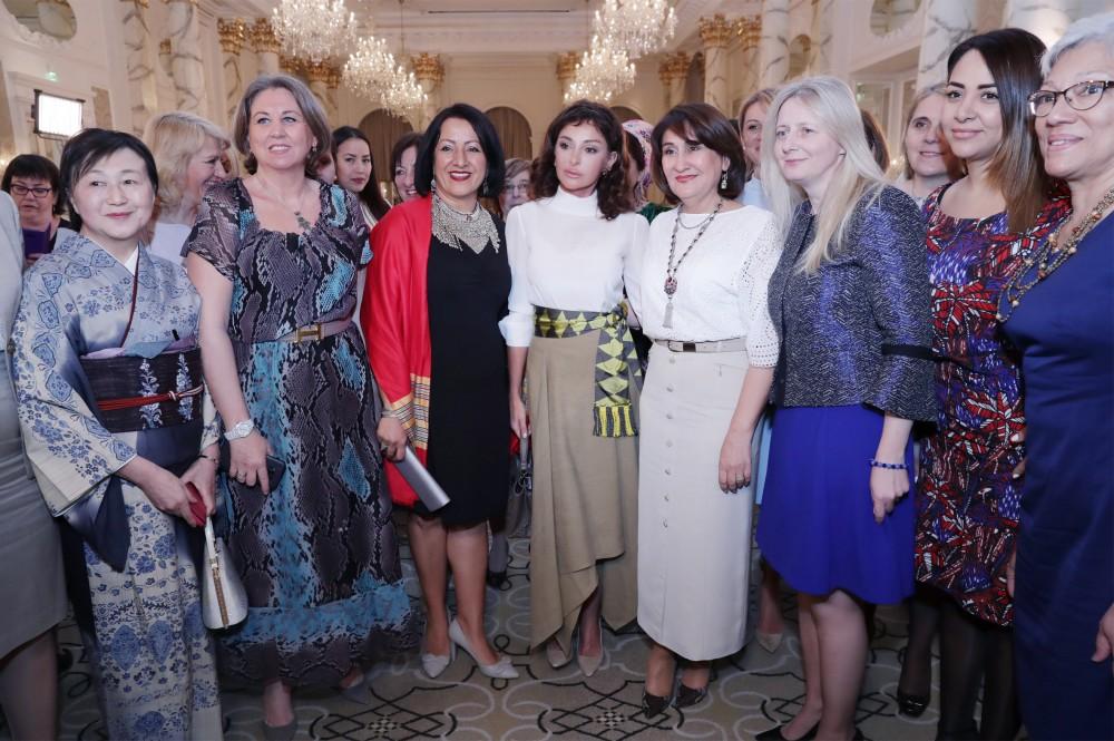 Мехрибан Алиева на приеме в Баку отметила миролюбие Азербайджана