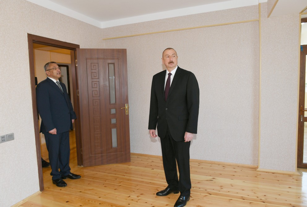 Ильхам Алиев на открытии жилого комплекса для вынужденных переселенцев в Кюрдаханы