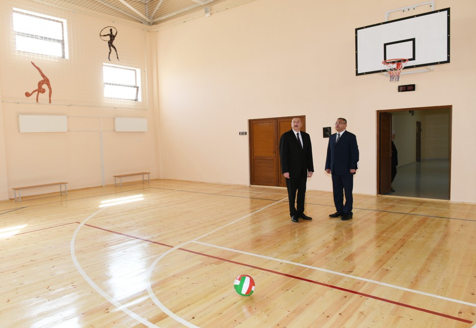 Ильхам Алиев на открытии жилого комплекса для вынужденных переселенцев в Кюрдаханы