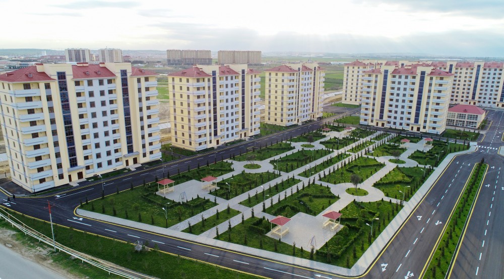 Ильхам Алиев на открытии жилого комплекса для вынужденных переселенцев в Кюрдаханы