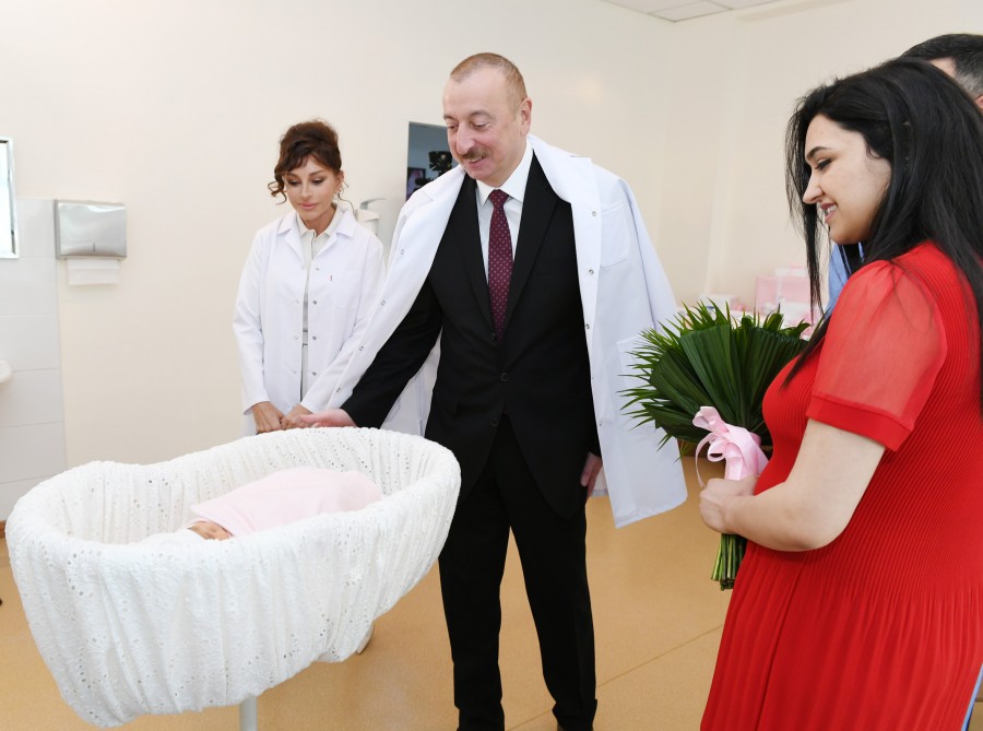 Ильхам и Мехрибан Алиевы встретились с родителями 10-миллионного жителя Азербайджана