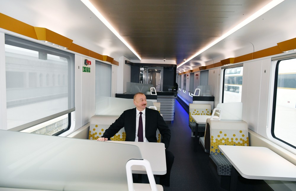 Ильхам Алиев ознакомился с пассажирским поездом Баку-Тбилиси-Карс