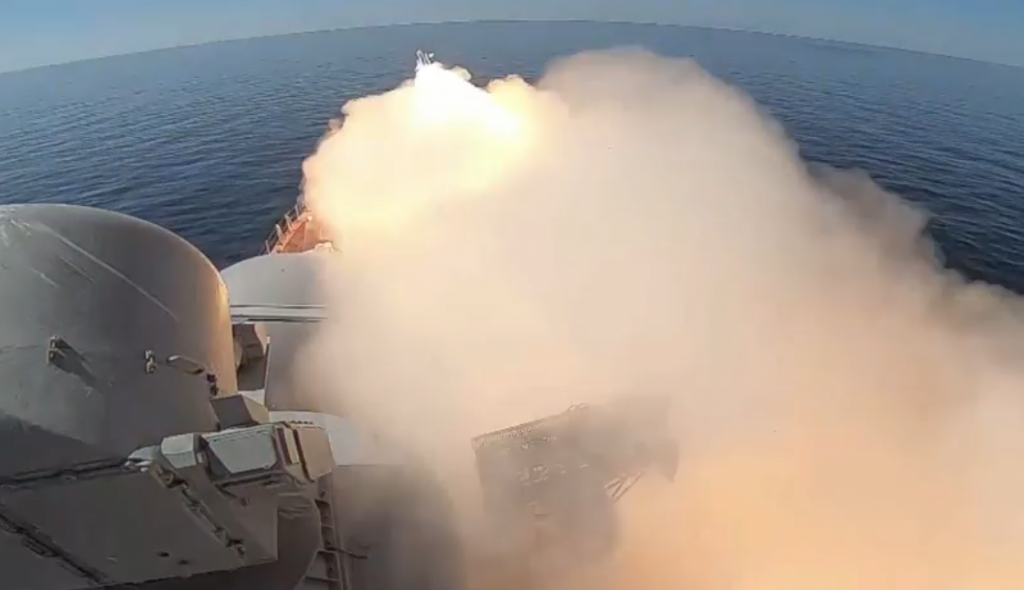 Российские корабли запустили ракеты на учениях в Черном море