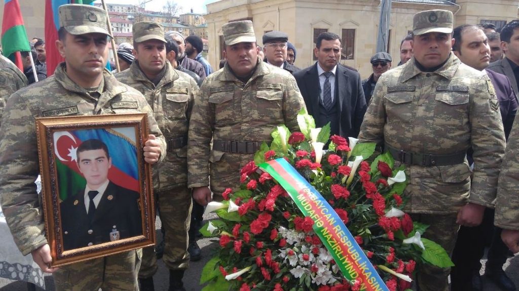 Погибшего под лавиной бойца похоронили в Гяндже