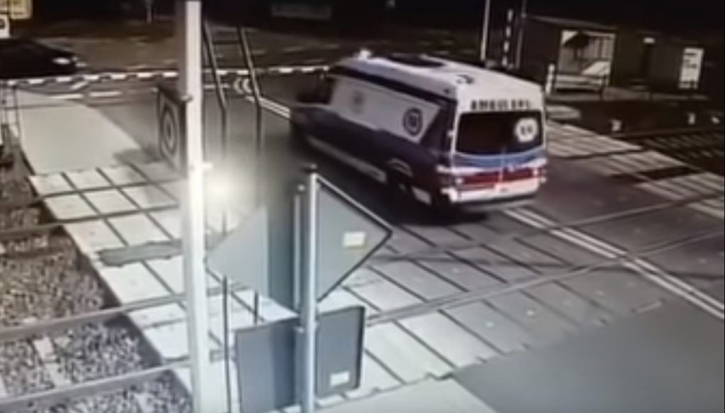 Скоростной поезд протаранил машину скорой помощи в Польше