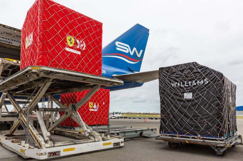 Болиды Гран-при Азербайджана "Формулы-1" доставлены в Баку