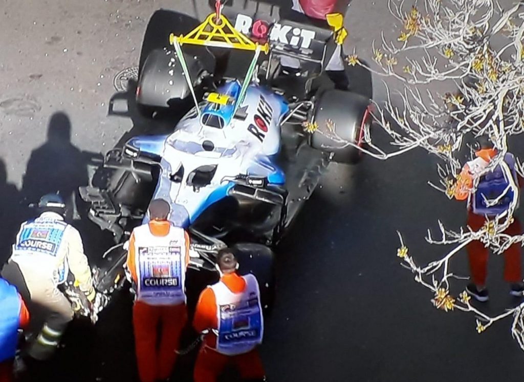 Еще одна авария. Болид вышел из строя