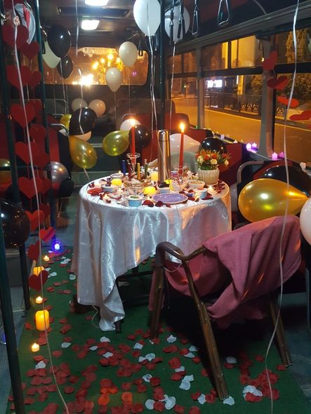 Индусы отметили годовщину свадьбы в бакинском автобусе