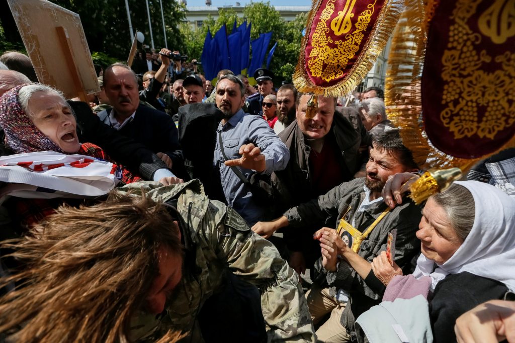 В Украине закидали камнями ехавший на празднование Дня Победы автобус