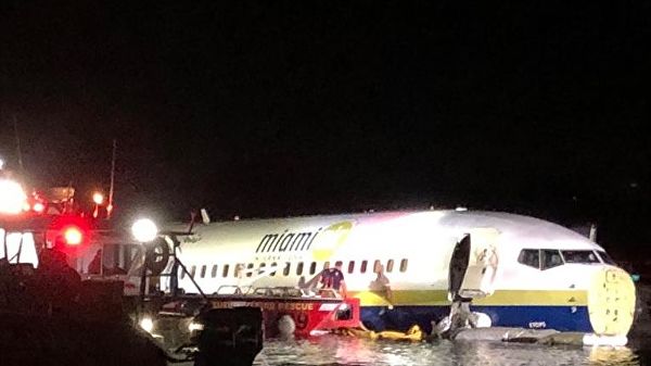 Во Флориде Boeing 737 с пассажирами на борту упал в реку