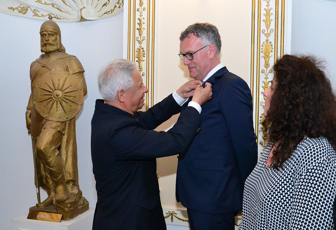 Госкомитет по работе с диаспорой вручил медаль дочери азербайджанского партизана