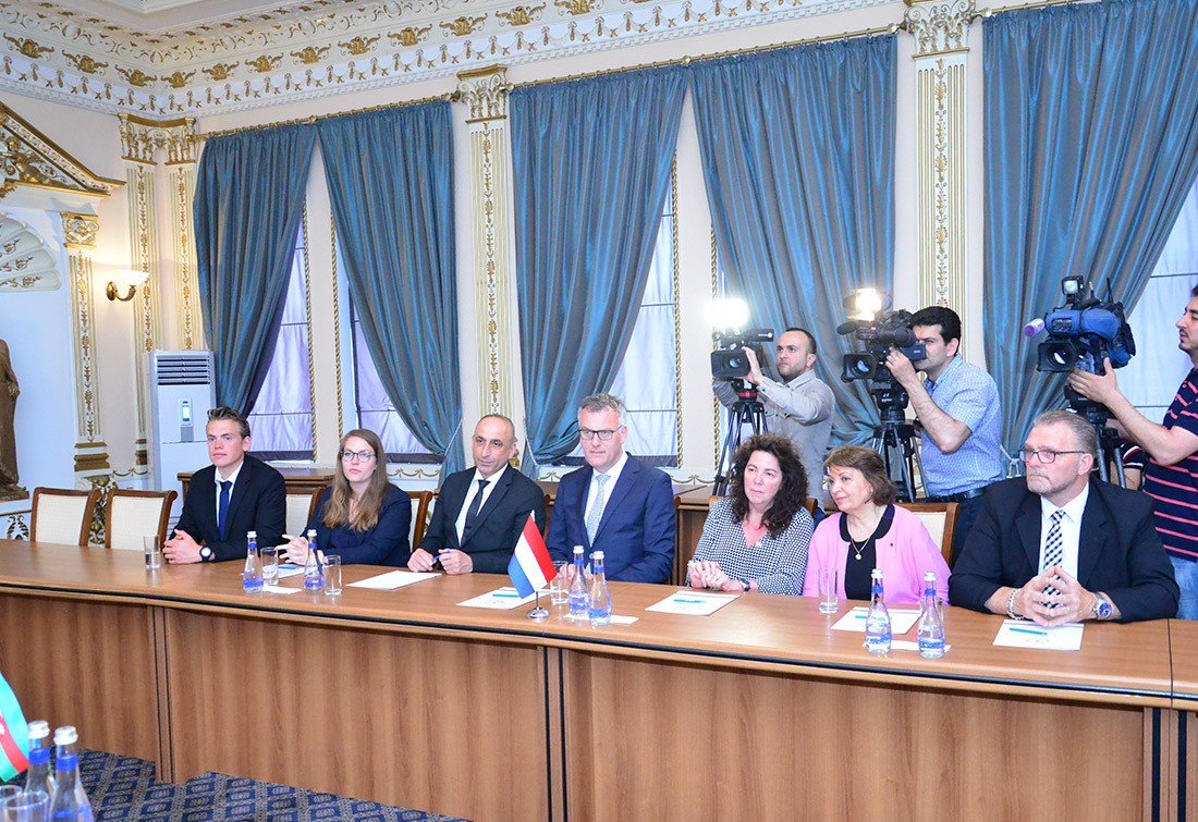 Госкомитет по работе с диаспорой вручил медаль дочери азербайджанского партизана