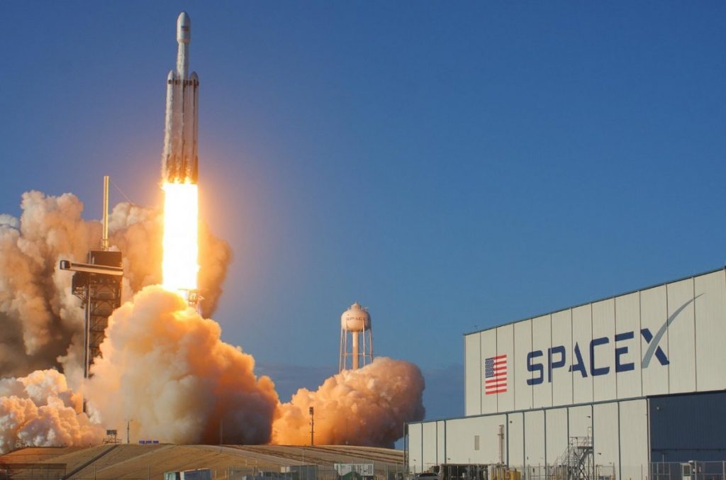 SpaceX подала иск против правительства США