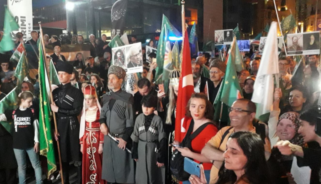 «Россия убирайся с Кавказа»: черкесы возложили траурные венки к консульству РФ в Стамбуле