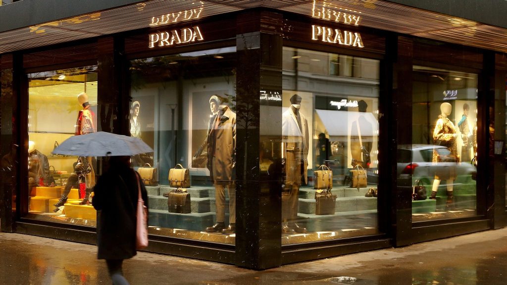 В Prada анонсировали отказ от натурального меха