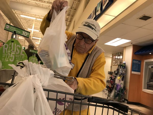97-летний американец работает упаковщиком в магазине