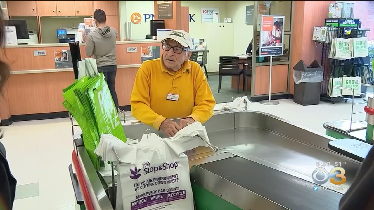 97-летний американец работает упаковщиком в магазине