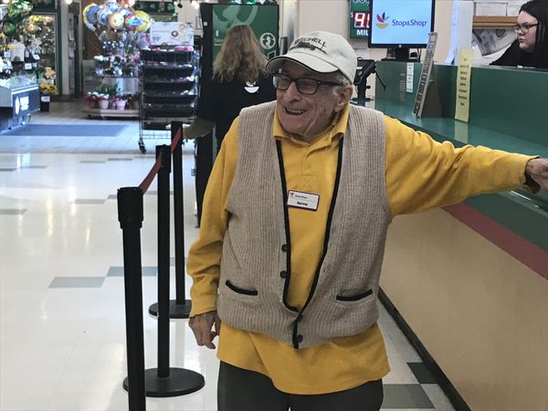 97-летний американец работает упаковщиком в магазине