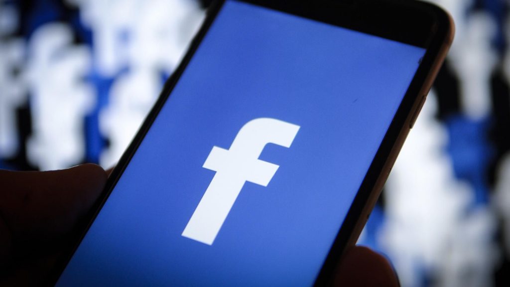 Facebook может платить за просмотр рекламы