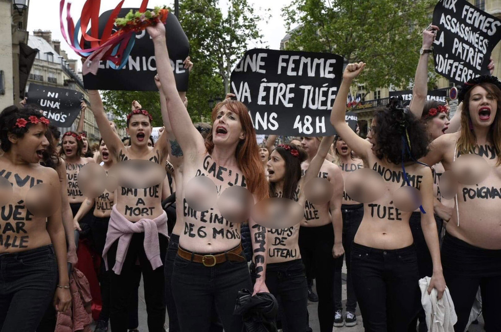 Десятки активисток Femen провели акцию перед Лувром