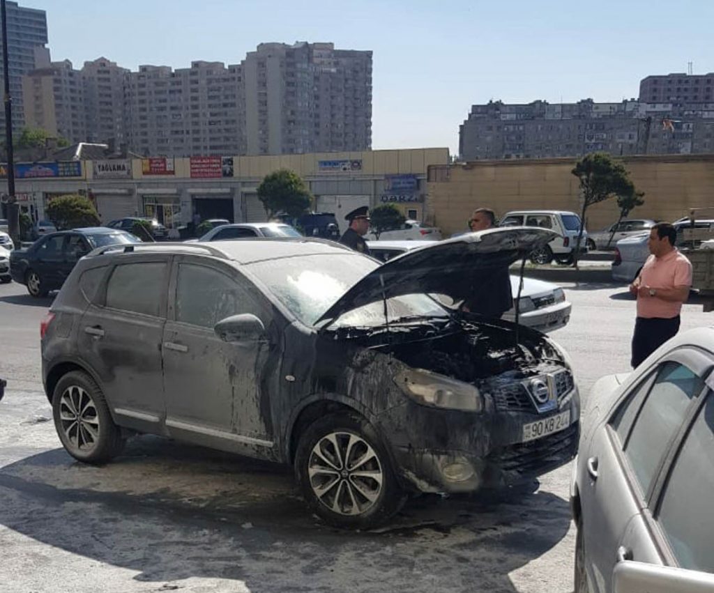 В Баку сгорел автомобиль должностного лица