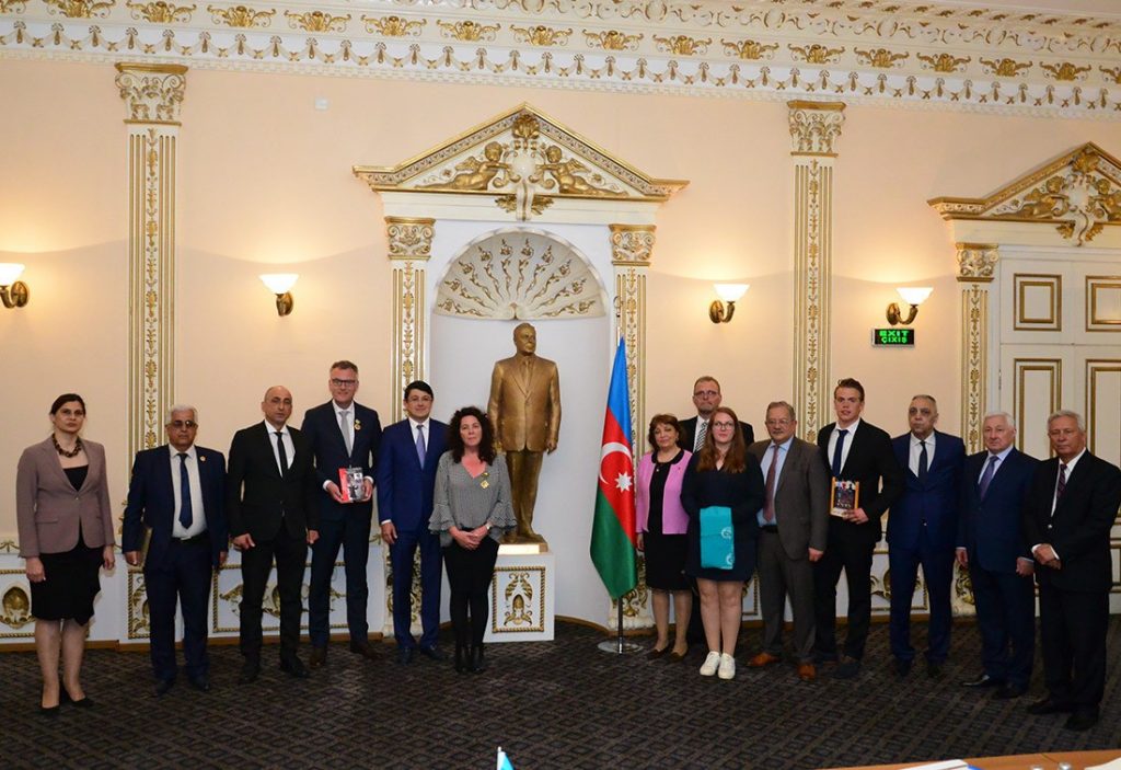 Госкомитет по работе с диаспорой вручил медаль дочери азербайджанского партизана