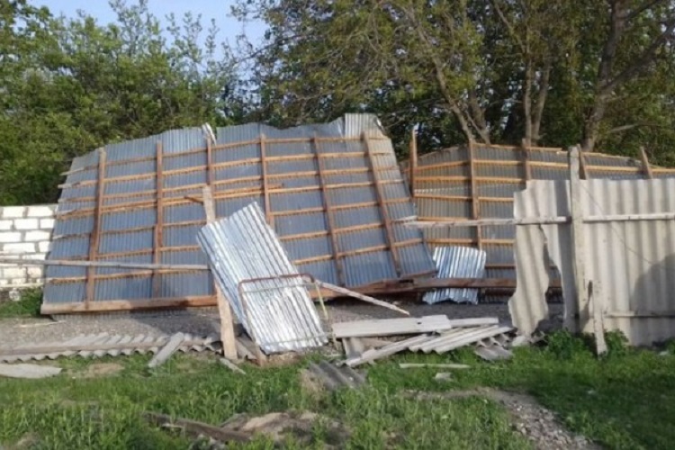 В Гусарском районе сильный ветер снес кровлю школы № 2