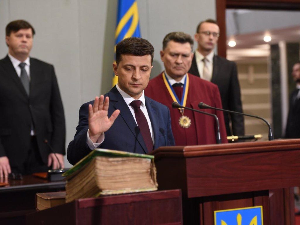 Зеленский официально вступил в должность президента Украины