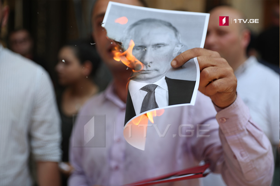 У здания парламента Грузии сожгли фотографии Путина