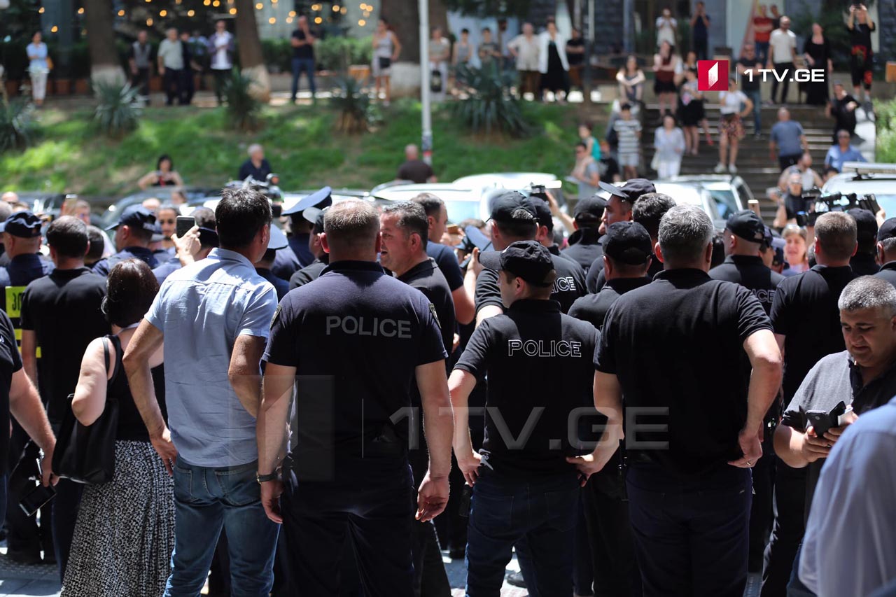 У здания парламента Грузии сожгли фотографии Путина