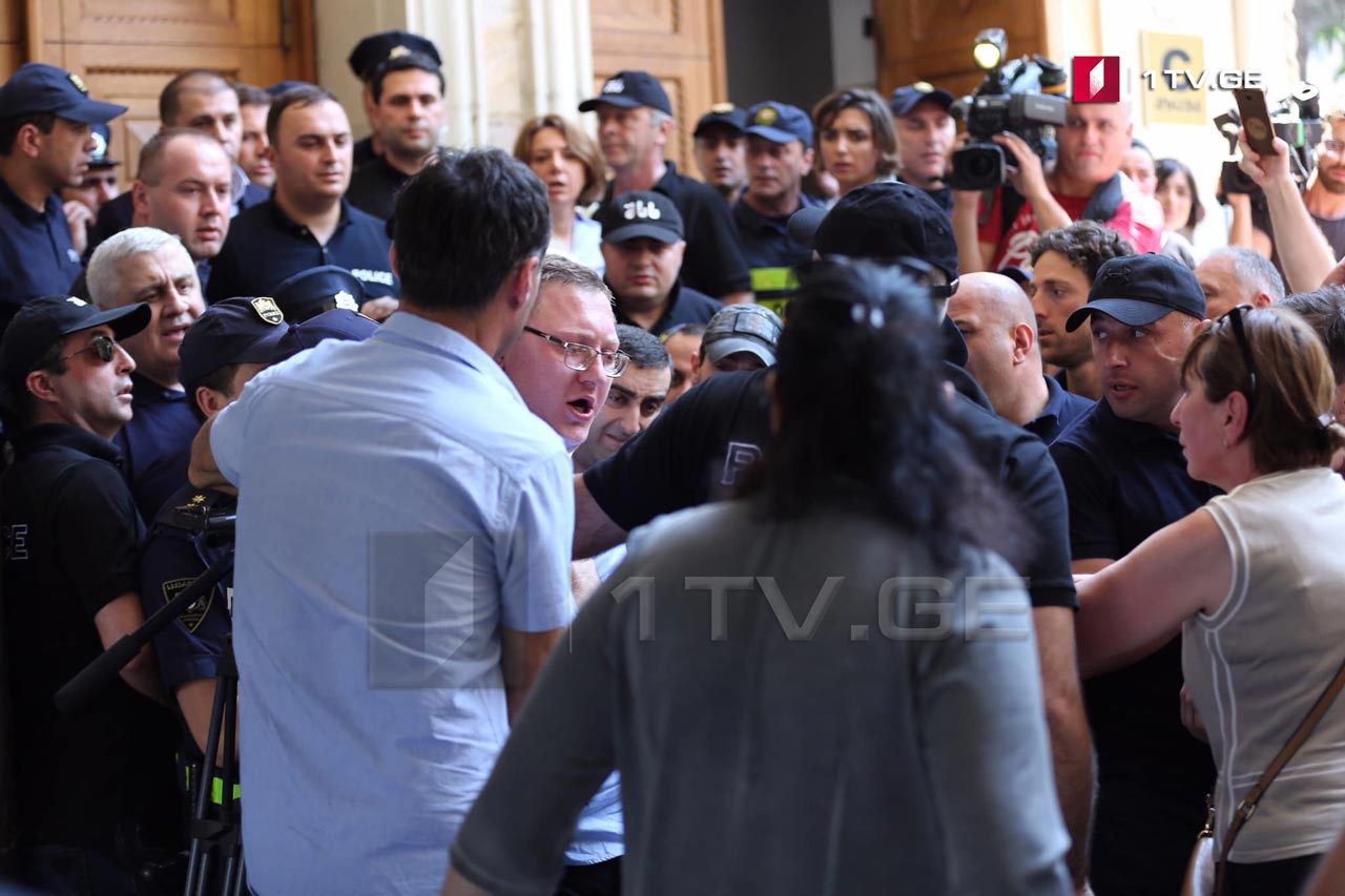 У здания парламента Грузии сожгли фотографии Путина