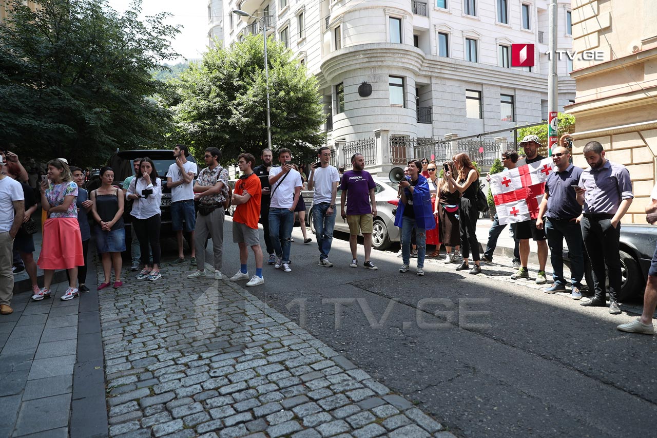 У здания парламента Грузии сожгли фотографии Путина