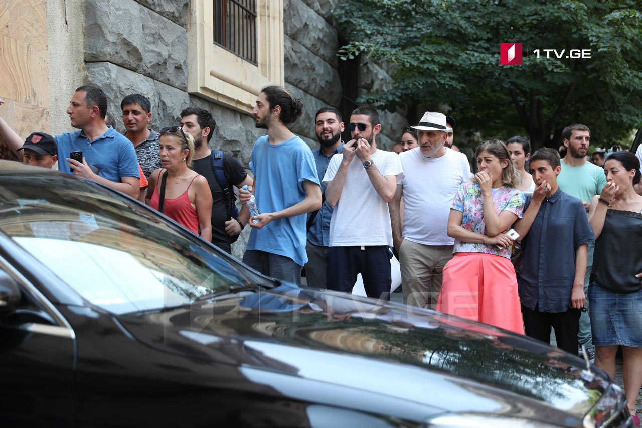 У здания парламента Грузии сожгли фотографии Путина