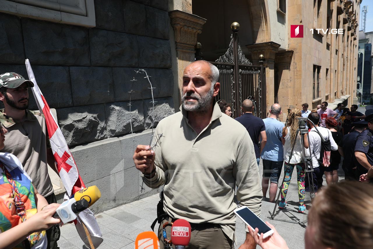 У здания парламента Грузии сожгли фотографии Путина