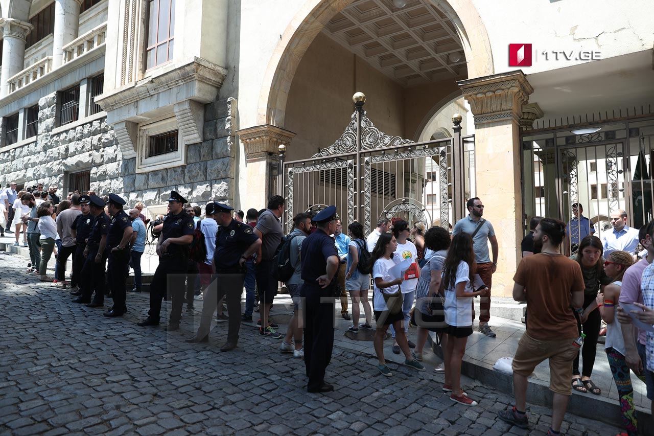 У здания парламента Грузии сожгли фотографии Путина