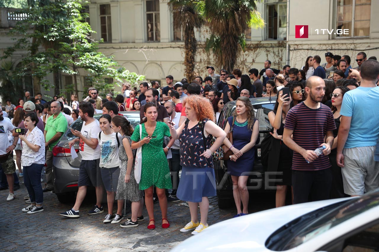 У здания парламента Грузии сожгли фотографии Путина