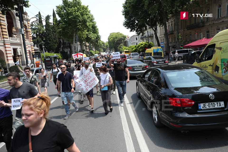 У здания парламента Грузии сожгли фотографии Путина