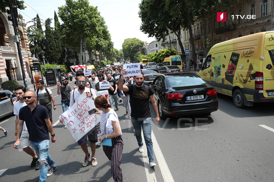 У здания парламента Грузии сожгли фотографии Путина