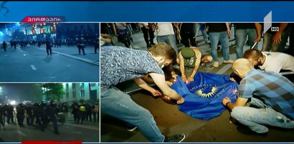 Протестующие в Тбилиси разгромили офис правящей партии